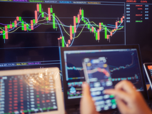 美国重磅数据出炉，纳指、标普500指数“上演”V形走势！北美经济学家：还没有到需要“吃药”的地步......