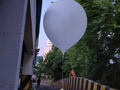 “朝鲜再向韩放飞600多个垃圾气球”，首尔等地已发现，韩国军方紧急提醒“不要碰” 