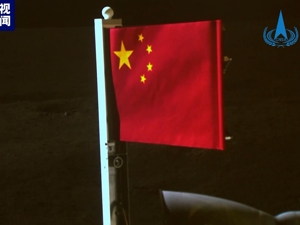 专题丨月球背面升起五星红旗！“她”在月背挖出个“中”字，还自拍发微博，将带“土特产”回国