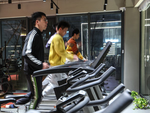 最高法就预付式消费纠纷审理征求意见：拟规定健身房等经营者卷款跑路欺诈行为将承担惩罚性赔偿，场地出租方一定条件下也将作为责任主体