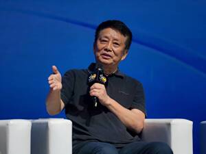 知名导演黄建新：与AI的合作不再是简单的工具使用，而是需要与之对话、商量、探讨