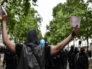 25万人参加！法国爆发大规模游行，反对极右翼崛起！马克龙：正处于非常严峻时刻！股市已蒸发1.1万亿元
