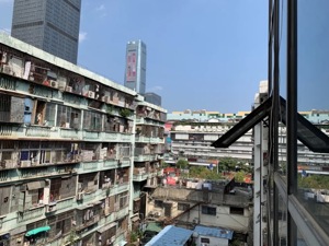 广深部分学区房跌落：广州22套学区房远低于市场价被挂牌，深圳八卦岭三年从14万元/平方米跌到约4万元/平方米