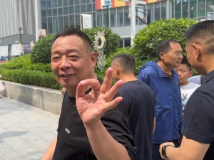 胖东来调改永辉超市恢复营业 人流量大到要“劝返” 于东来现身：相互学习，帮扶会量力而行