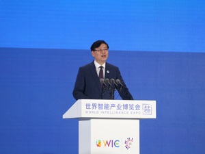 联想集团董事长杨元庆：生成式人工智能来袭 全球产业经济格局面临着刷新和重塑