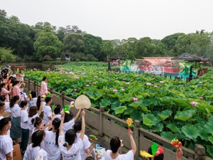 1500多年历史的赛歌节加科幻元素 成都郫都区让传统文化再发光