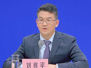 夏天出汗多，如何合理饮水？国家卫健委食安评估中心答每经：运动后大量喝水可能引起低血钠，补水宜少量多次