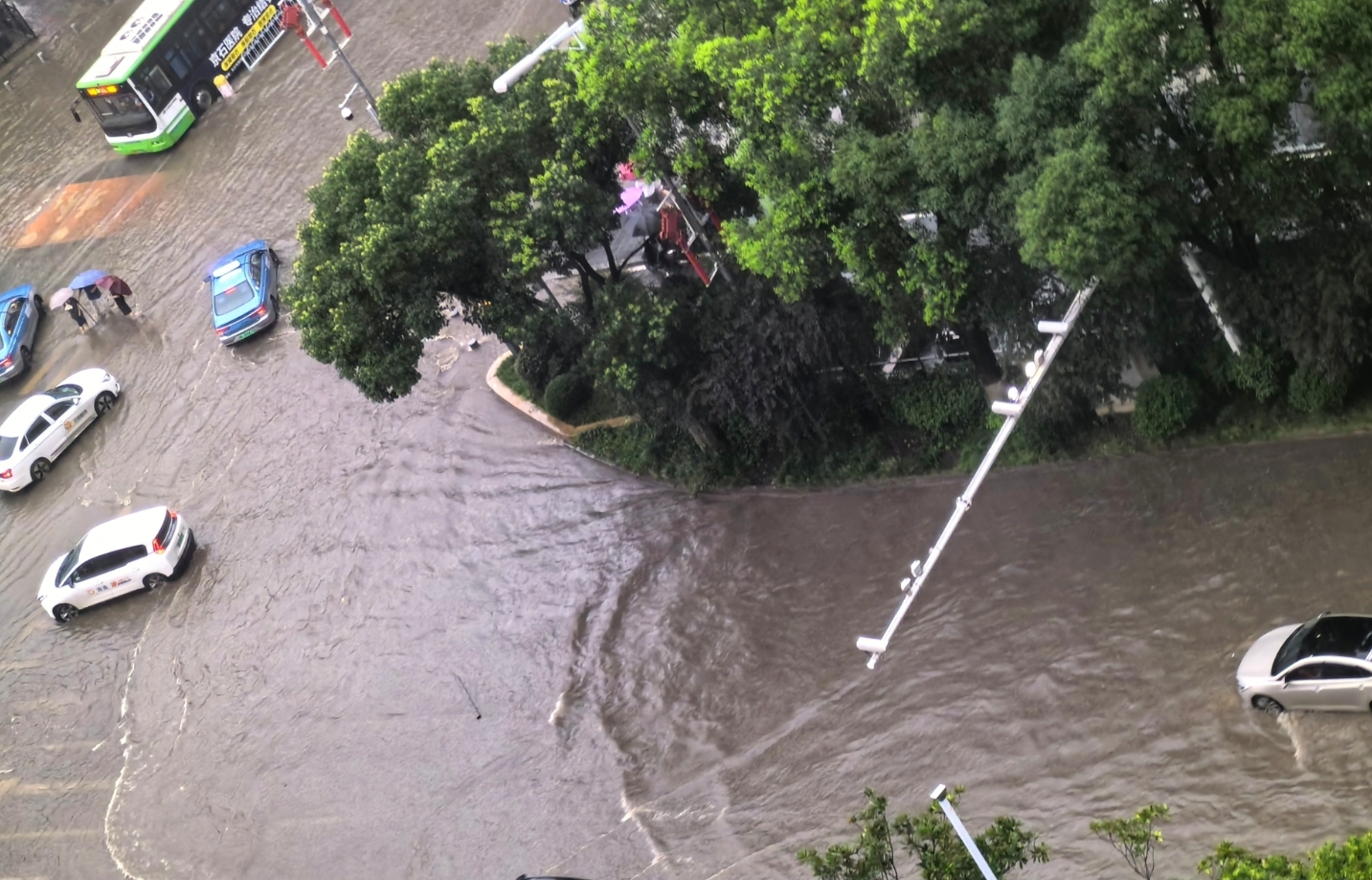 专题丨南方暴雨，有保险公司车险理赔金额上亿元！暴雨致车辆受损，该如何理赔、如何买保险？