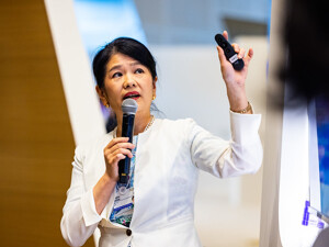日立集团研发部高管小池麻子：未来能源转型有两个可能的方向，公司正利用AI来平衡电力消费和供应 