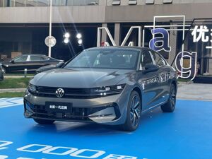 B级轿车市场激战正酣！全新一代迈腾17.99万元起售，将与现款车型“同堂销售”