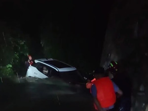 24小时雨量超600毫米！河南一地遭遇极端强降雨！河道涨水汽车被困，消防紧急救援