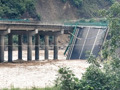 这地突发暴雨山洪导致一公路桥梁垮塌，目前11人遇难，近20辆车30余人失联！武警紧急出动，32架无人机开展救援