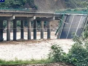 专题丨陕西柞水县突发暴雨山洪导致一公路桥梁垮塌，目前11人遇难，近20辆车30余人失联！武警紧急出动，32架无人机开展救援