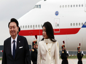 耗时约12小时！韩国第一夫人被传唤调查，涉嫌操纵股价和收受名牌包，尹锡悦曾称：这是“政治阴谋”