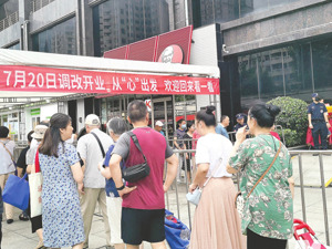 每经记者实探中百集团首家调改门店：整体降价约20% 商品结构与胖东来超九成一致