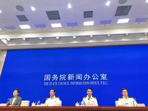 上半年全国海关监管进出口货物27.3亿吨，征收税款1.05万亿元，检出不合格食品商品3万余批