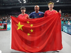 国乒创造历史！“莎头”夺冠后激动相拥，刘国梁为他们颁奖！王楚钦回应球拍被踩断