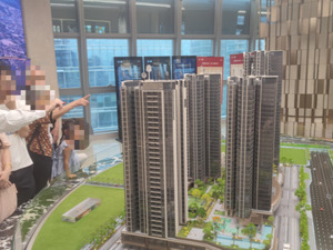 深圳首个“竞现房”项目开盘卖了20多亿元，有购房者反映部分户型存在“对视”问题