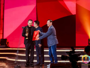 张艺谋的第一次，马丽的二十年，赵丽颖的无声亦动听丨他们在成都圆梦百花