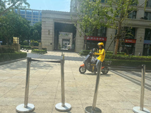 “今天基本都让进了”  记者实探“外卖员与保安冲突后下跪”园区  “外卖最后一公里”冲突频发如何破局？