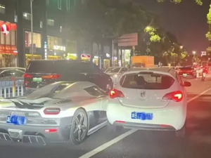 4700万元跑车被撞定损406万，保险出300万，别克女车主出106万？警方回应：谣言