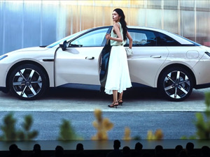 起售价11.98万元，小鹏MONA M03正式发布！何小鹏曾称：致敬Model 3！雷军、李斌：祝大卖