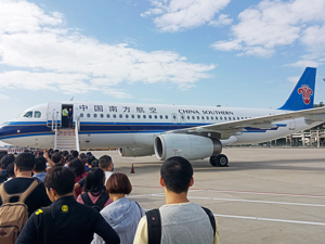 直击业绩说明会 | 国际及港澳台地区收入大幅增长   南方航空：航班恢复至2019年同期八成