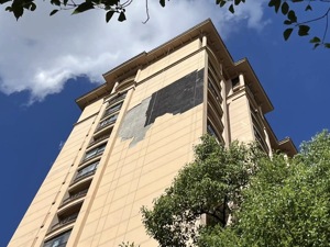 上海有高层小区外墙皮掉落、豪华酒店落地玻璃破裂，台风“贝碧嘉”成“房屋质检员”