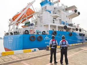 首航新加坡！江门首艘双燃料“水上移动加油站”交付出口