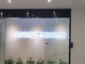 直击股东大会 | 晶华微“0001号”罗伟绍称“被”离任董事 董秘：他贡献很大，但公司不同阶段有不同人才需求