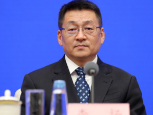 交通领域如何推动“两新”落地？交通运输部答每经问：加快实施老旧营运柴油货车等淘汰更新，明确补贴申报、发放等细则