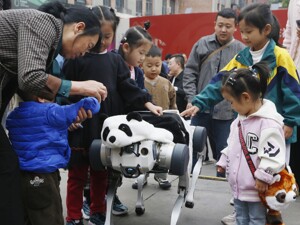 这个国庆节 “成都造”机器人亮相各景点