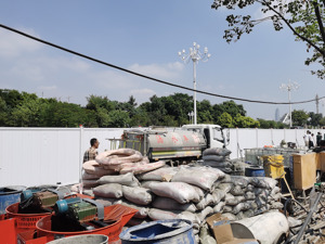 深圳滨海大道一处路面塌陷 深铁集团回应：昨晚已监测到风险并围挡，无人员伤亡