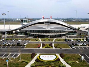 “成都造”飞行汽车在金堂完成公开演示飞行