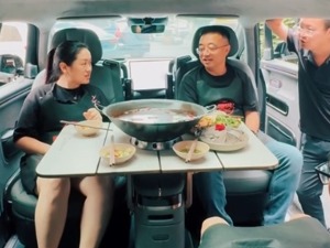 强行“整活”引热议？副总裁坐在极氪新车后排吃火锅！网友：反向营销，成功种草