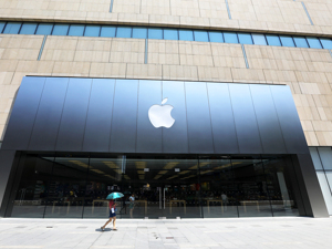 罕见！发售仅一个多月，iPhone 16系列官方首次降价促销！苹果也愁销量？第三季度市场份额低于三星