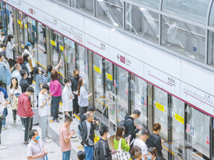 交通运输部答每经问：全面落实城市公共交通优先发展战略