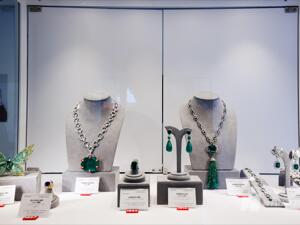 直击佳士得2024秋拍丨璀璨珠宝一天卖出4.27亿元 谁才是幕后推手？