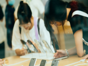 热搜！“老款iPhone跌至半价”，啥情况？
