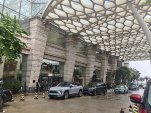 以物抵债！融创旗下成都最大五星级酒店易主，“防水巨头”东方雨虹接手