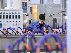 央行就金融支持稳外贸问题答每经问：持续提升企业汇率风险管理服务