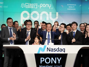 小马智行美国敲钟上市，“中国版Waymo”成全球Robotaxi第一股