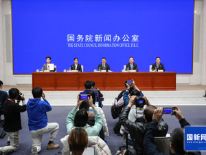 国新办举行《新时代的中国农村公路发展》白皮书新闻发布会