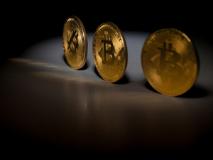 加密货币集体大跌！比特币失守9.5万美元，以太坊跌超11%！鲍威尔此前表示：美联储无意参与“囤币”