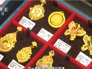 人头攒动！黄金产品批发火爆，有商户每天发走七八千件！啥情况？