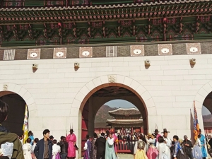 韩国2024年新生儿人数超24万，9年来首次出现正增长！此前发钱鼓励生育：1岁以下婴儿父母每月可获100万韩元