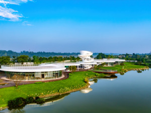 感受金马河畔美景，“跟着微短剧去旅行”采风团走进温江鲁家滩湿地公园