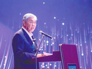 马来西亚第一副总理扎希德：中企在马制造业投资超1300亿元 大量应用AI、大数据和机器人技术助马工业转型