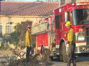 24人死亡！加州山火持续肆虐，超1.2万座建筑被毁！洛杉矶市长面对质问一言不发，还双手插兜、面带微笑……