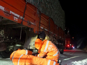 零下25℃！连夜除雪乌鞘岭
